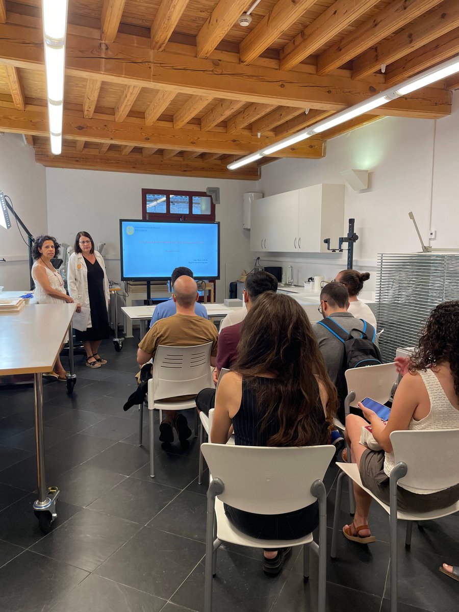 BibliotecaUPSA's tweet photo. Los alumnos del Programa TandEM Archivos (formación en alternancia con el empleo) del Centro Documental de la Memoria Histórica (#CDMH) de @ArchivosEst han visitado el #archivoUPSA y nuestro #tallerderestauración para ver el trabajo que realizamos y los documentos que custodiamos https://t.co/34u8Dz9y3L