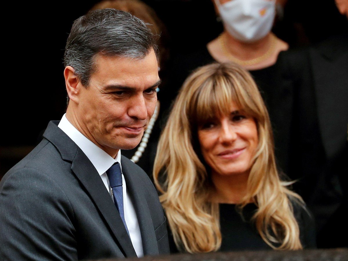 nenedenadie's tweet photo. 🚨Todo circo necesita sus payasos👇🏻

💢 El Juez PPeinado da todo el protagonismo a VOX, autorizándolos a interrogar a Sánchez en su testifical del martes 

▪️Vamos a hablar claro. Lo del juez Juan Carlos Peinado ya roza el esperpento. En su empeño por investigar a Begoña Gómez, esposa del presidente del Gobierno, Pedro Sánchez, ha decidido subir la apuesta y convertir este despropósito en un circo aún mayor. Ha decidido que solo la letrada de Vox podrá asistir con la comitiva judicial al Palacio de La Moncloa, dejando fuera al resto de las acusaciones populares como Manos Limpias, HazteOir y Iustitia Europa.

En un principio, Peinado permitía la presencia de todas las acusaciones en las declaraciones, como sucedió con Begoña Gómez. Pero ahora, el magistrado ha cambiado de criterio, otorgando a Vox la exclusividad de asistir a La Moncloa. Esta decisión facilita que la declaración del presidente se convierta en un espectáculo partidista, dándole a Vox el protagonismo mediático que tanto buscan.

A pesar de los recursos presentados por la defensa de Gómez y la Fiscalía, el juez ha insistido en una declaración presencial, ignorando la petición del presidente de declarar por escrito según el artículo 512.2 de la Ley de Enjuiciamiento Criminal. Peinado, retorciendo la ley a su gusto, basa su decisión en que Sánchez declarará como marido de Gómez, no como presidente. Pero como el propio Sánchez ha argumentado, ambas figuras son inescindibles.

Este martes, a las 11:00 horas, en el Palacio de La Moncloa, tendremos la puesta en escena de esta obra ridícula. Mientras tanto, ‘Hazte Oír’ organiza una concentración frente a la Facultad de Estadística, porque claro, no puede faltar el ruido mediático para dar más espectáculo a la función.

Y todo esto, ¿para qué? Para desgastar y derribar al Gobierno, con la connivencia de quienes manejan los hilos desde la sombra. Porque no nos engañemos, esto no es justicia, esto es una vendetta política de manual.
#Lawfare