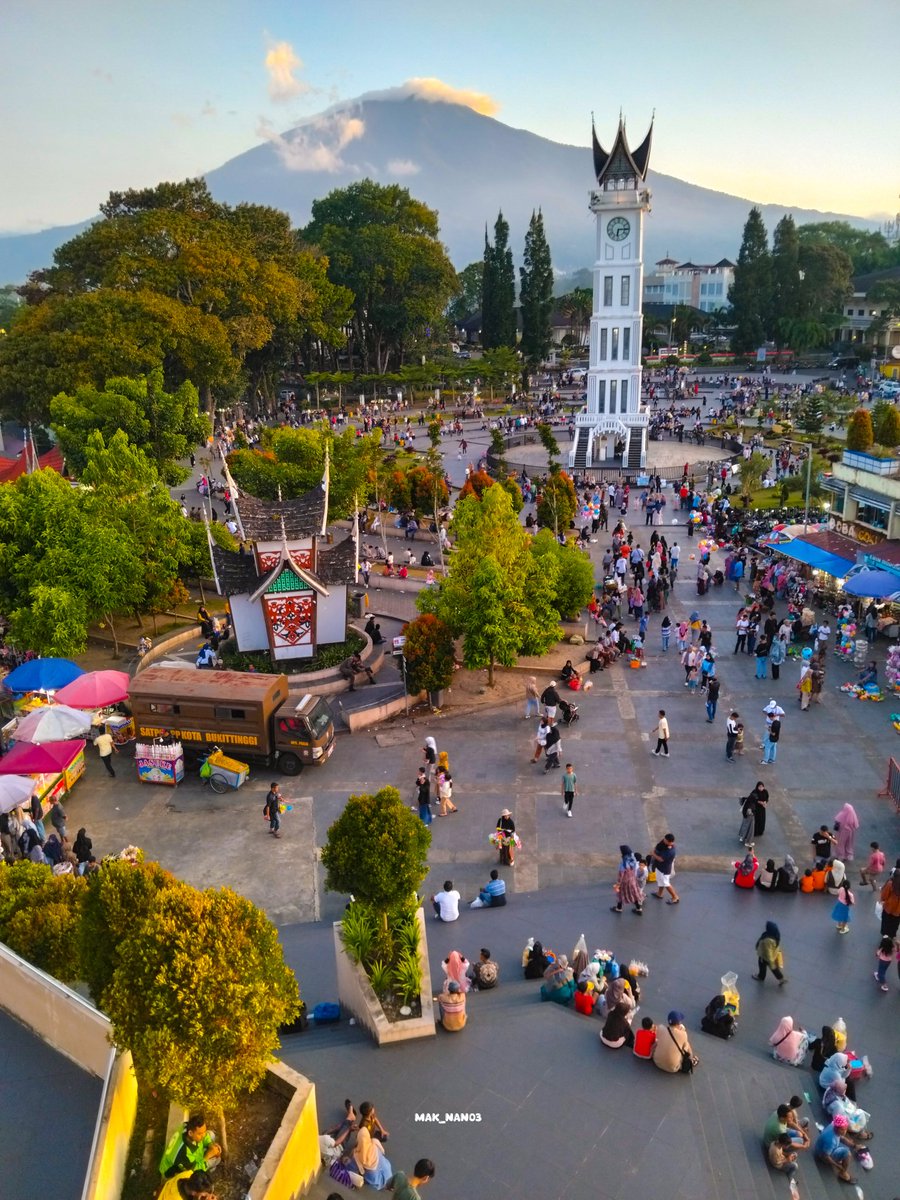 mak_nan03's tweet image. ✨️ Senja, mengajarkan kita bahwa kehidupan tak selalu berjalan cemerlang dan bersinar.

📸 @mak_nan03 
🌅 Jam Gadang, Bukittinggi,Sumatera Barat

#jamgadangbukittinggi #jamgadang #jam #bukittinggi #bukiktinggi #sumbar #sumaterabarat