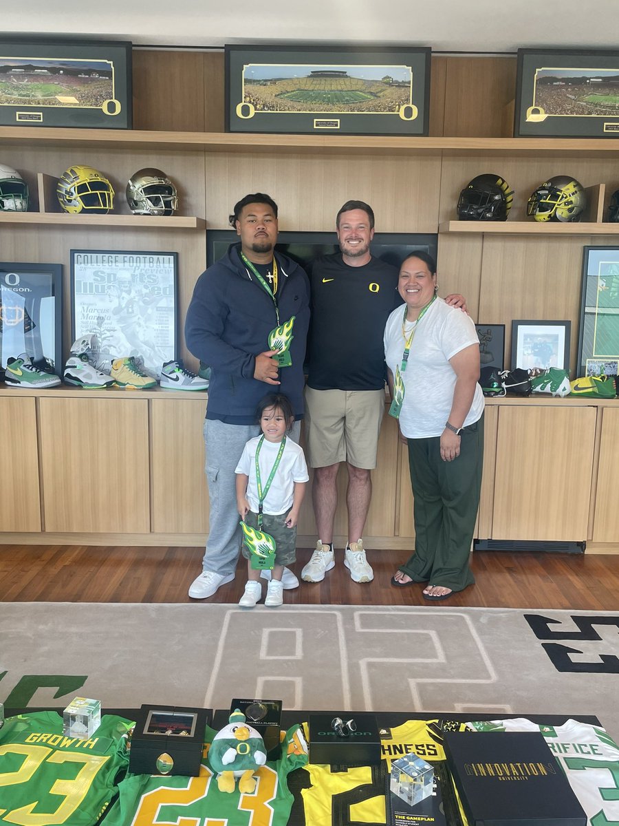 AmiMoala56's tweet image. Had a Great Time In Eugene Oregon this weekend!! @CoachTuioti92 @CoachDanLanning  

#scoducks🦆 

@BlairAngulo @MooseB90  @fasttwitchspeed @NilxGroup