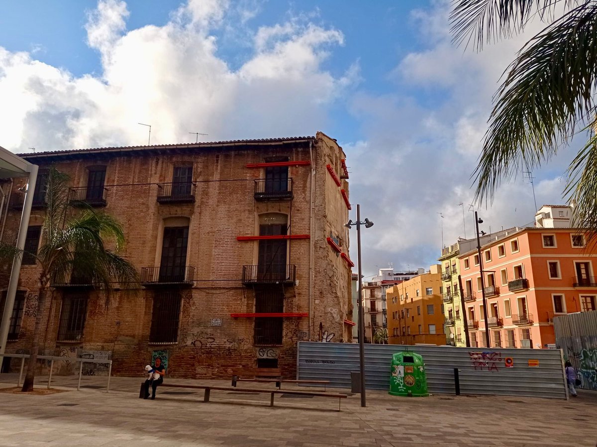 AjuntamentVLC's tweet image. 🏨Llum verda a la rehabilitació del Palau dels Eixarchs, situat en les proximitats del @MCentralVlc
El projecte contempla la recuperació dels 3 edificis històrics actualment units, i la construcció de 2 edificis nous, per a hotel i apartaments turístics.
🔗i.mtr.cool/cketxhuhnc