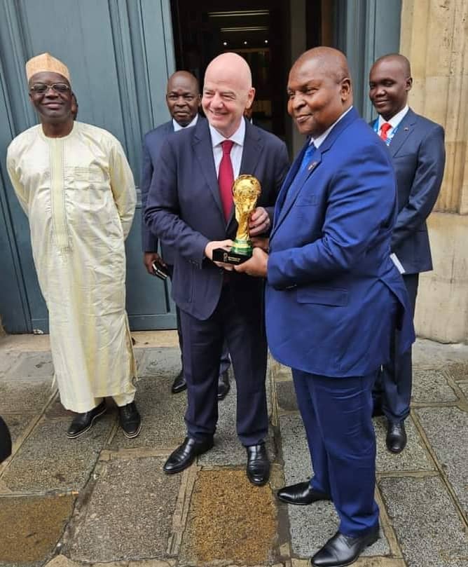 FranceBangui's tweet photo. 🇫🇷 Le président Faustin-Archange Touadéra était à Paris le 26 juillet pour l’ouverture des JOP ! 🎉 Il a rencontré Emmanuel Macron, Gianni Infantino et Thomas Bach, et a soutenu les athlètes centrafricains. 🇨🇫 Un moment fort pour renforcer les liens avec la communauté olympique. https://t.co/fWa8iKYaRC