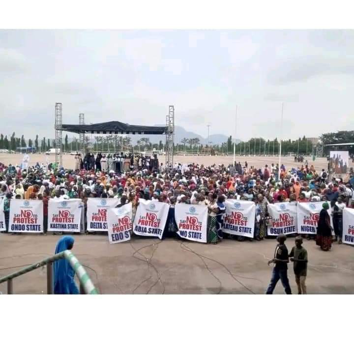 AishaYesufu's tweet image. You are doing a protest to say No To Protest.

Why didn't they stay at home and pray? 
Just as selfish and irresponsible Governors have been telling citizens to pray and not protest