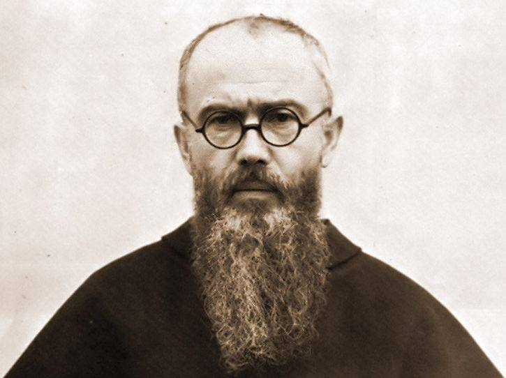 mateuszochman's tweet photo. 80 lat temu św. Maksymilian z miłości do Boga złożył siebie w ofierze za Franciszka Gajowniczka i jego rodzinę.
---
O. Maksymilian szedł w więziennym pasiaku, z miską u boku, w drewniakach. Nie szedł jak żebrak, ani też jak bohater. Szedł jak człowiek świadomy wielkiej misji. Stanął spokojnie przed oficerami. Cała świta, która dokonywała selekcji, wszyscy stali i patrzyli po sobie, nie wiedzieli, co robić. Wreszcie opamiętał się kierownik obozu i wściekły, zapytał swojego zastępcę:

– „Was will dieses polnische Schwein?” (pol. Czego chce ta polska świnia?).

Zaczęli szukać tłumacza, ale okazało się, że tłumacz jest zbędny. O. Maksymilian w postawie na baczność odpowiedział spokojnie po niemiecku:

– „Ich will für ihn sterben” (pol. Chcę umrzeć za niego)
i wskazał lewą ręką na stojącego obok Gajowniczka. 

Padło kolejne pytanie:
– „Wer bist du?” (pol. Kim jesteś?)
– „Ich bin polnischer katholischer Priester” (pol. Jestem polskim księdzem katolickim.)

O. Maksymilian, mimo iż wiedział, jak Niemcy traktują polskich księży, nie bał się przyznać do swojego kapłaństwa. Panowała wtedy nieznośna cisza. Każda sekunda wydawała się trwać wieki. Wreszcie stało się coś, czego do dzisiaj nie mogą zrozumieć ani Niemcy, ani więźniowie. Kapitan SS, który zawsze zwracał się do więźniów przez wulgarne „ty”, zwrócił się do o. Maksymiliana per „pan”:

– „Warum wollen Sie für ihn sterben?” (pol. Dlaczego pan chce umrzeć za niego?)
O. Maksymilian odpowiedział:

– „Er hat eine Frau und Kinder” (pol. On ma żonę i dzieci.)
Po chwili esesman powiedział:
– „Gut” (pol. Dobrze).

- Michał Micherdziński