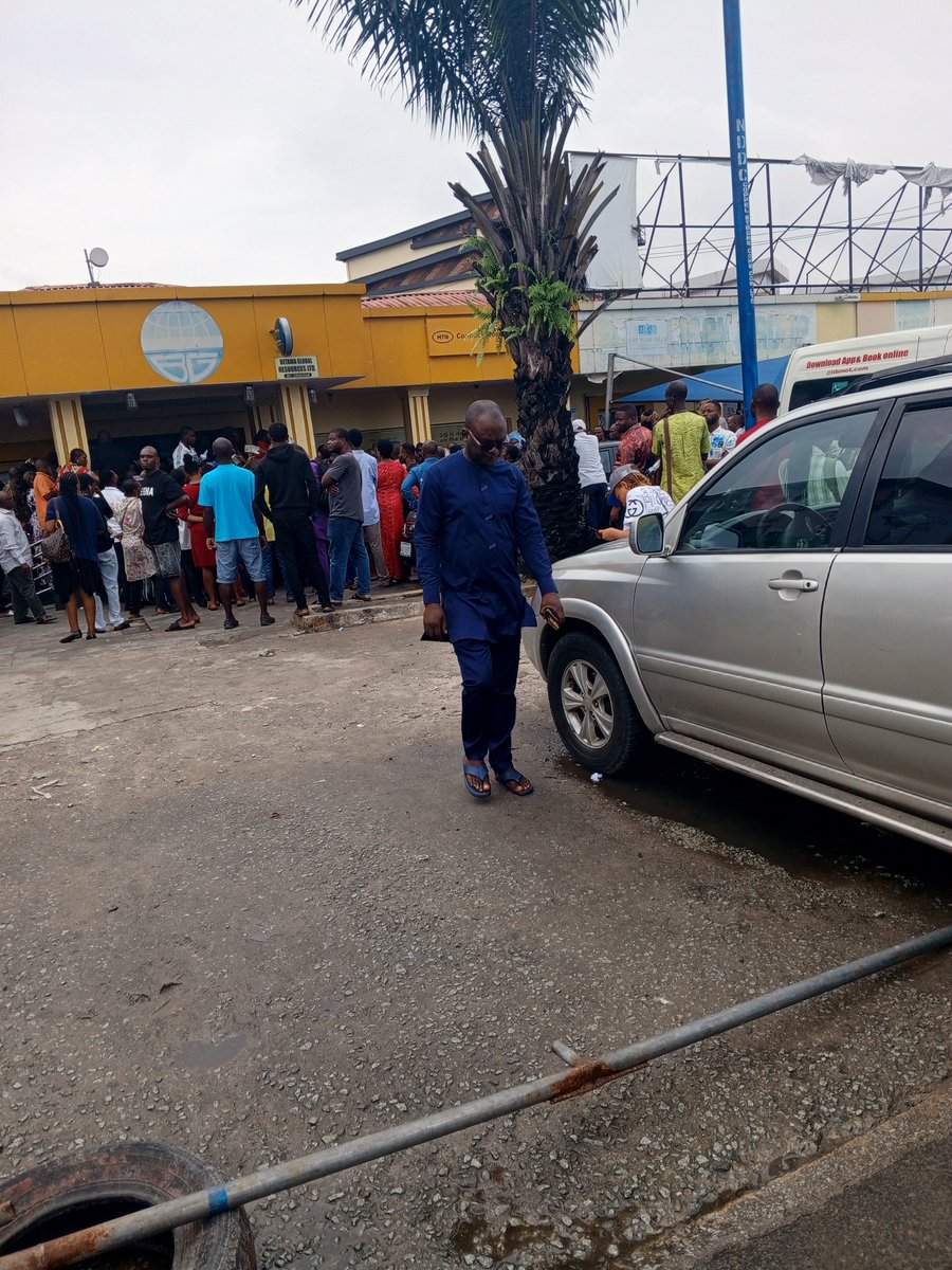 edclare5's tweet photo. @MTNNG you barred people's lines and at your office, your staff had to inform the crowd that there is no network.
Stadium road, Portharcourt. https://t.co/DmO57eF20a