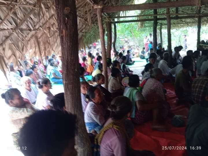 naingnaingaung's tweet photo. In the Pakkoku District of the Magway Region, Battalion No. 15 of the People's Defense Force, along with local residents, organized a Waso Robe Offering ceremony. During the event, monks recited suttas to ward off dangers.
   
#2024Jul29Coup
#WhatsHappeningInMyanmar https://t.co/aNwP9ABbx7