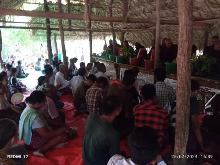 naingnaingaung's tweet photo. In the Pakkoku District of the Magway Region, Battalion No. 15 of the People's Defense Force, along with local residents, organized a Waso Robe Offering ceremony. During the event, monks recited suttas to ward off dangers.
   
#2024Jul29Coup
#WhatsHappeningInMyanmar https://t.co/aNwP9ABbx7