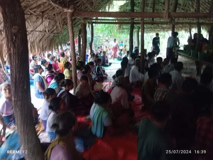 naingnaingaung's tweet photo. In the Pakkoku District of the Magway Region, Battalion No. 15 of the People's Defense Force, along with local residents, organized a Waso Robe Offering ceremony. During the event, monks recited suttas to ward off dangers.
   
#2024Jul29Coup
#WhatsHappeningInMyanmar https://t.co/aNwP9ABbx7