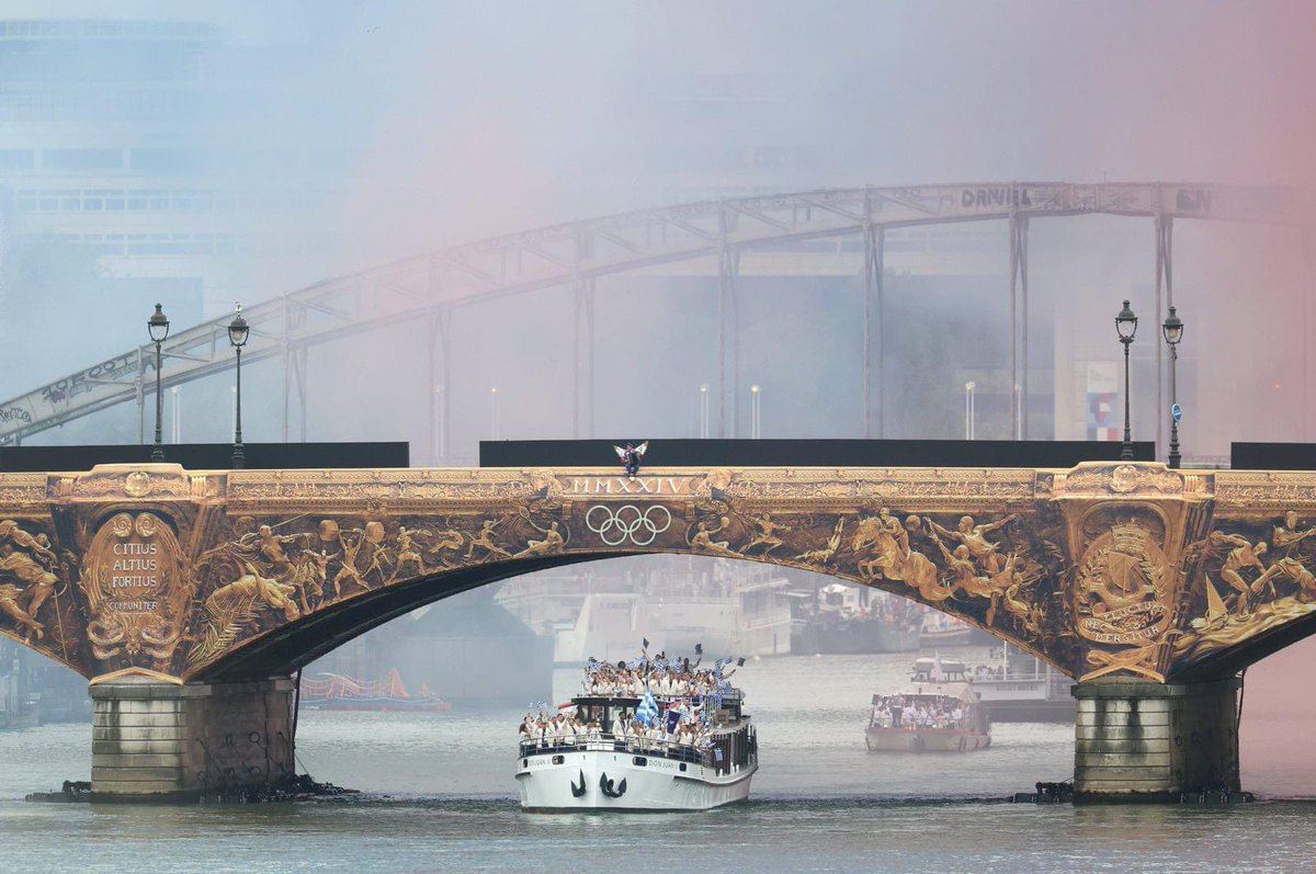 🇬🇷 Greece is honored by “sailing” first along the Seine River with Antigoni Drisbioti and <a href="/Giannis_An34/">Giannis Antetokounmpo</a> as flag bearers during the spectacular Opening Ceremony of the #Paris2024 Olympic Games. 

We are proud of #TeamHellas and wish all our athletes: Βonne Chance! ✌️