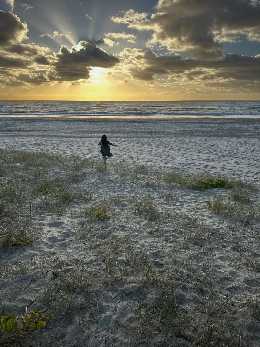 ShannenPill's tweet image. Want to sleep better? Instead of looking at your phone - wake up to mother nature and look at the sun!
Sun on your eyes as soon as you wake in the morning helps to regulate your bodies circadian clock
Regulating hormones and sleep patterns by affecting the melatonin circadian…