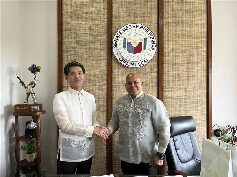 AmbJPNinPH's tweet image. Reaffirming our commitment as #PartnersInProgress! 🇯🇵🤝🇵🇭 Had fruitful &amp;amp; enlightening discussions w/ Senators Dela Rosa, @jvejercito, @SenGracePOE &amp;amp; @SenatorBongGo. Looking forward to our continued collaboration towards mutual development &amp;amp; prosperity for 🇯🇵 &amp;amp; 🇵🇭.