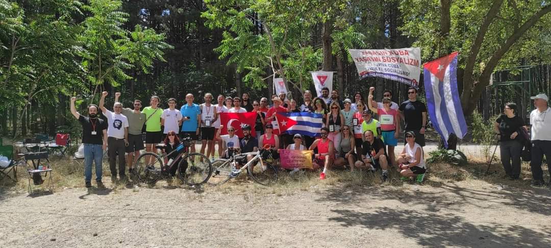 Agradecemos a los 353 movimientos de solidaridad y asociaciones de cubanos residentes en el exterior que han rechazado la arbitraria inclusión de Cuba en la espuria lista de Estados patrocinadores del terrorismo.

#NoAlTerrorismo