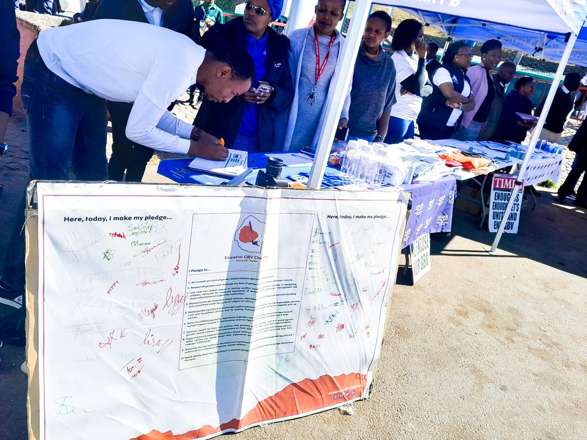 KwakhaIndvodza's tweet photo. We start this week off with some high energy! We are at the Mbabane bus rank with The Deputy Prime Minister's Office Eswatini and partners for GBV Awareness. Stop By!
#mondaymood #KwakhaIndvodza #gbvawareness #InfoDesk https://t.co/IAtagfc1I1