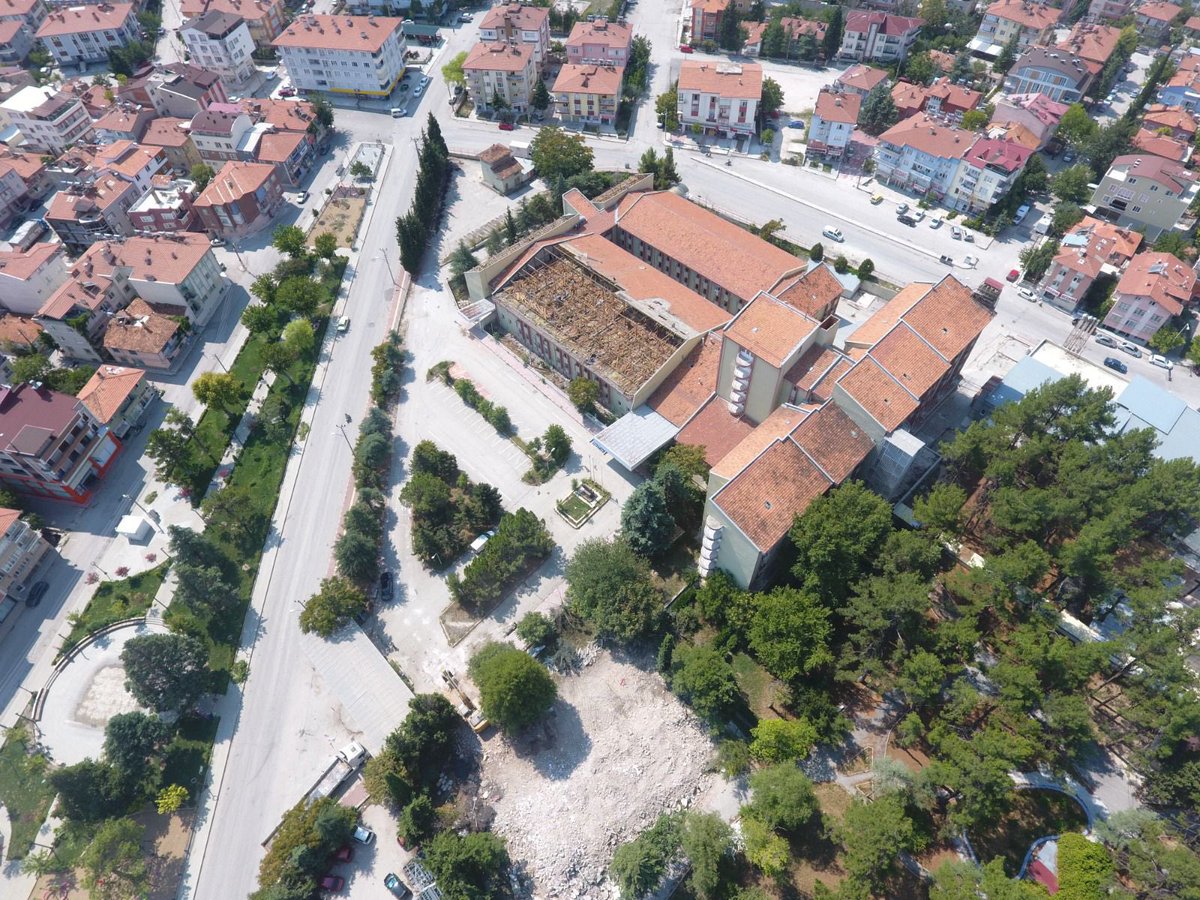 📍Eski Burdur Devlet Hastanesi(Yeşil Bina)

İlimize uzun yıllar hizmet eden polikliniklerin olduğu bina olarak bilinen, depreme dayanıksız raporu çıkan hastane binamızda yıkım çalışmaları başladı. Kazasız bir yıkım olması dileğiyle.