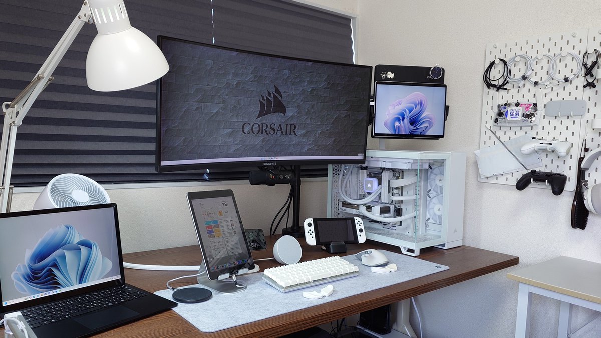 Mockun45's tweet photo. ほとんど #CORSAIR パーツの白PC完成した
ケース(Corsair2500X)が超親切設計で組みやすかった
Amazonプライムデーと店舗で半々くらいで買って計33万
ミドルハイだけどパルワールドが3440x1440 144Hz最高画質で問題なく動くくらいのスペック https://t.co/tc216MYH0v