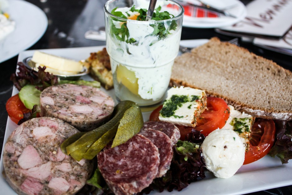 T_W_O's tweet photo. 🌄 Brotzeit, Jause, Marende – drei Worte für pure Gemütlichkeit! 🥨🧀 Entdecke die Traditionen hinter diesen herzhaften Snacks und finde heraus, welcher am besten zu dir passt.
https://t.co/59iSsEd5Q1
#Brotzeit #Jause #Marende #Genuss #travelworldonline https://t.co/3rCuKnWYkP