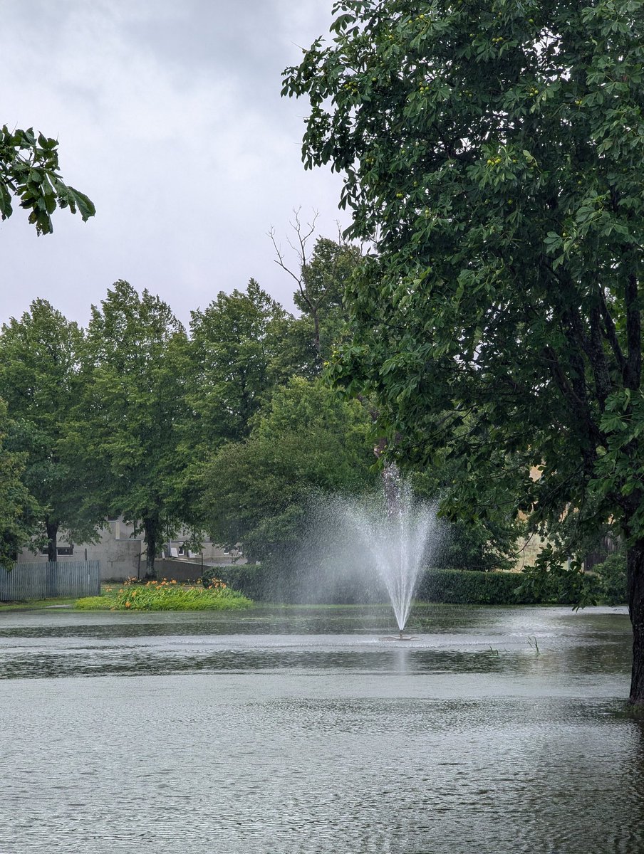Jūrmalas komunālie dienesti varētu Ķemeros izslēgt strūklaku. Viss parks jau applūdis.