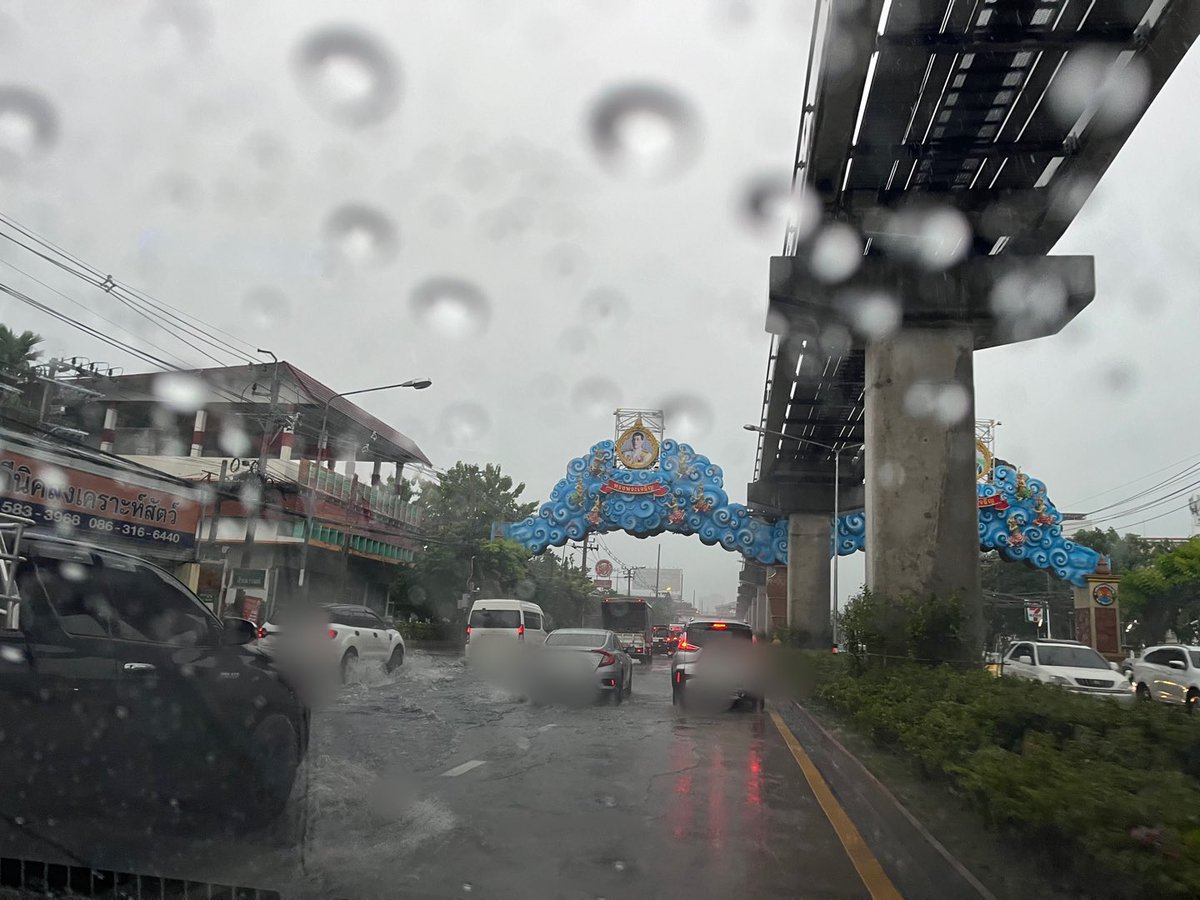 linin_ji's tweet photo. @fm91trafficpro ถ. ชัยพฤกษ์ > สะพาน พระราม 4> แจ้งวัฒนะ (แยกเมืองทอง)  ฝนตกปานกลาง มีน้ำท่วมผิวจราจร รถมากเคลื่อนตัวช้าโดยเฉพาะตรงที่น้ำท่วมขัง https://t.co/qXbNf5k9Bq