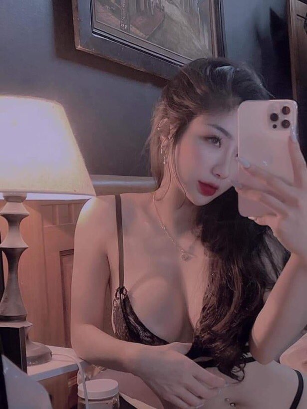 Linhsully2x's tweet photo. Ngủ với em đêm đi https://t.co/fg8vcVUs5A