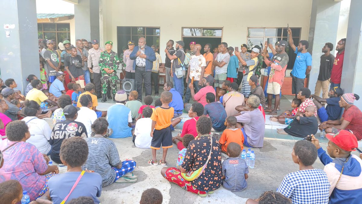 angkytm's tweet photo. Ancaman di Selatan Papua, perusahaan membawa alat berat dikawal aparat keamanan, dengan cara paksa tanpa musyawarah hendak menancapkan bisnis dan operasi food estate di tanah adat Masyarakat adat Makleuw dari Ilwayab dan Tubang. Brutal dan akan menghancurkan hutan dataran rendah. https://t.co/bApfJ1Zjmp