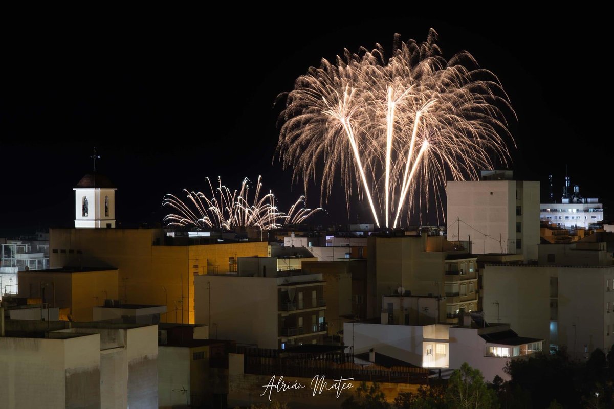 JoseLSaezPastor's tweet photo. Finalizan las fiestas patronales #SantJaume GRACIAS por hacerlas posibles y hasta el año que viene. #ConcejalíaFiestas #JuntaCentral #Comparsas #Festeros #FuerzasSeguridad #Sanitarios #Asociaciones #ServiciosMunicipales #Gesnet #Prensa Fotos Adrian Mateo Marco Ferrandez https://t.co/V4jaVzZwkq