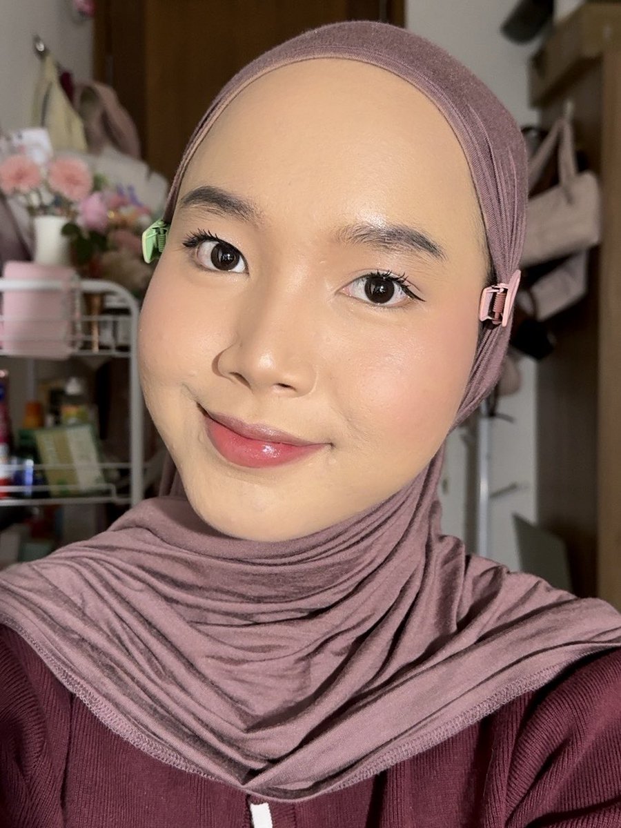 SEMUA HARUS TAU CUSHION LOKAL INI udah pake dari 2021 - sekarang salah satu cushion paling ringan buat aku yang oily🫵🏻

pake ini aja udah lumayan ngecover redness &amp; jerawat tanpa pakai concealer lagi...

makeup bener2 nempel &amp; flawless🥹🤍