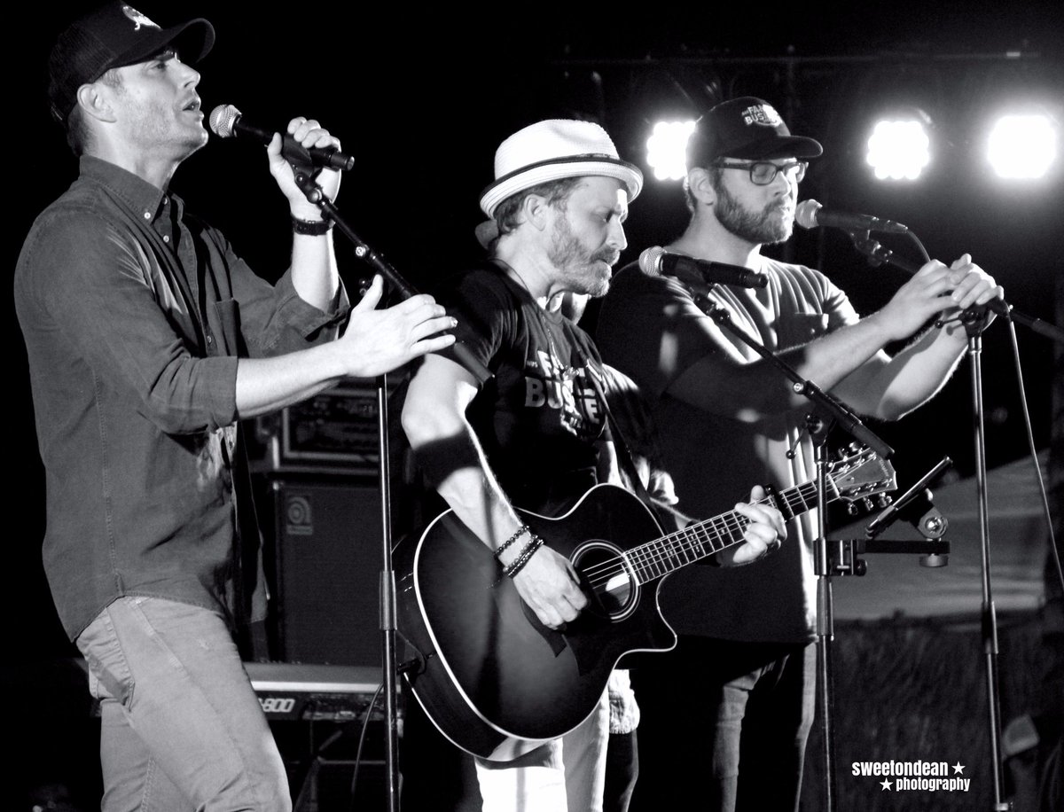 RobBDaily's tweet photo. Throwback to 2017 for Day 49 @JensenAckles, @RobBenedict , and @jasonmanns singing in #HonCon 
📸@AmyinSydney https://t.co/EI46ZEWOrX