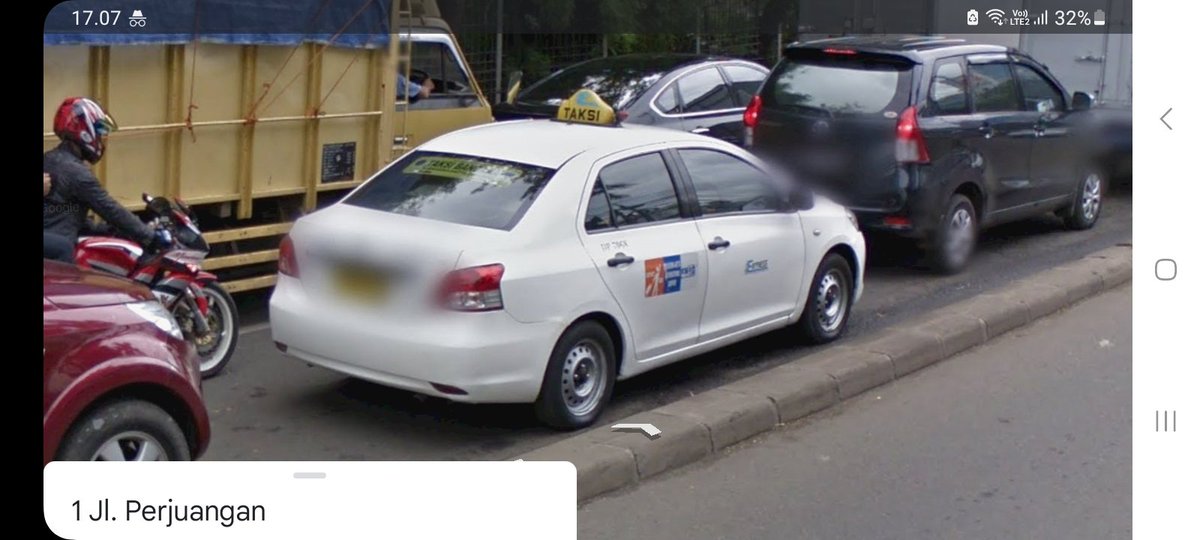 NicoDL0811's tweet image. #Throwback2013 #Flashback2013

Taksi @Express_Group DP 7068 versi Stiker "Taksi Bandara Soekarno-Hatta 2011-2012" sedang mengantar penumpang ke Bandara Soetta melalui Tol Jakarta-Merak via Tol Lingkar Luar di Jalan Perjuangan, Kebon Jeruk, Jakarta Barat pada Mei 2013