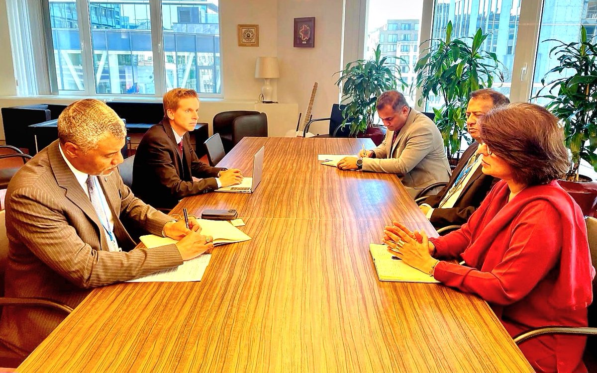 Amb <a href="/amnabaloch4/">Amna Baloch</a> called on Secretary General <a href="/WCO_OMD/">World Customs Organization</a> Ian Saunders. 

Discussed:

📍Ongoing engagements b/w 🇵🇰 and WCO in the domain of custom cooperation 
📍Avenues for further strengthening 🇵🇰/ WCO partnership 

<a href="/ForeignOfficePk/">Ministry of Foreign Affairs - Pakistan</a> <a href="/WCOSG/">@iansaunders</a> 
<a href="/Pak_Customs/">Pakistan Customs Service</a> <a href="/PakCustomsatWCO/">Pakistan Customs at WCO</a>