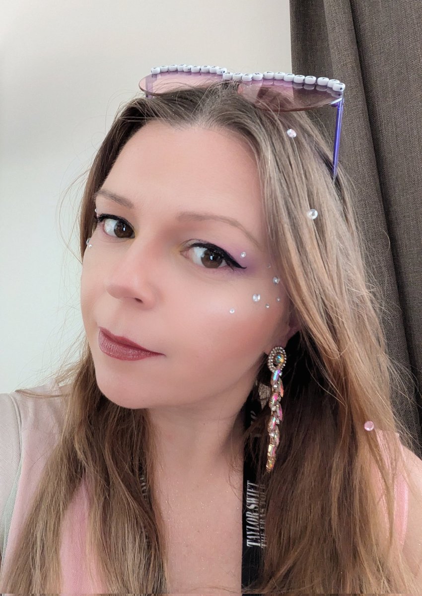 JunAkera's tweet photo. WOW! Ich hab gedacht es wird geil, aber nicht dass es so geil wird! Diese Frau ist einfach eine Göttin! 🥰
Die Swifties die in unserem Bereich waren, haben so Party gemacht - ich habe es geliebt, noch mehr mit meiner Glitzer-Swiftie-Waifu @cookienatsu 🤭🩷✨

#TSTheErasTourMunich https://t.co/W9JV6v3GBh