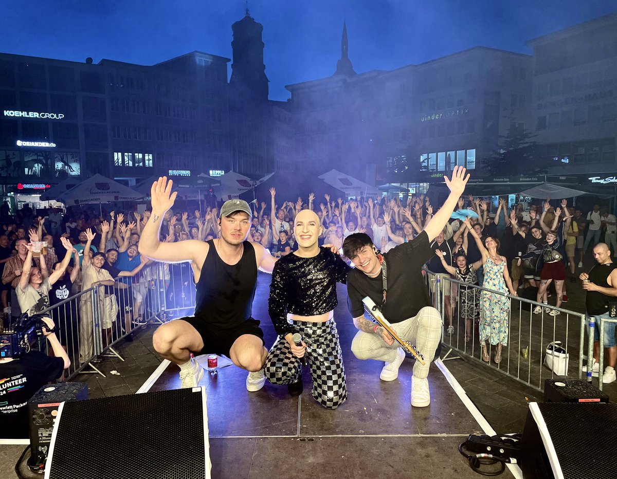 DANKE STUTTGART ❤️ ihr wart zuckersüß! Vielen Dank an den <a href="/stuttgartpride/">Stuttgart PRIDE</a> und an das ganze Team, dass wir dieses Jahr wieder für euch spielen durften 🥰 danke an meine Band 🙏

Happy Pride Stuttgart! 🏳️‍🌈🏳️‍⚧️

Next stop: Hamburg Pride - wer ist dabei? 🔥