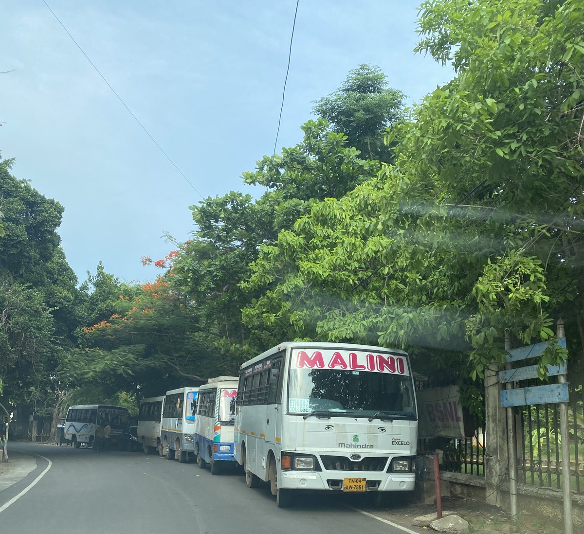 superflyTNT9's tweet photo. @ChennaiTraffic illegal parking of private vans all over PV Cherian Crescent/Victoria Crescent. This causes a traffic block and a hassle when emergency services like ambulance etc are required. Request you to take urgent action and help with a permanent solution. Thank you. https://t.co/yfjRZ7L79P