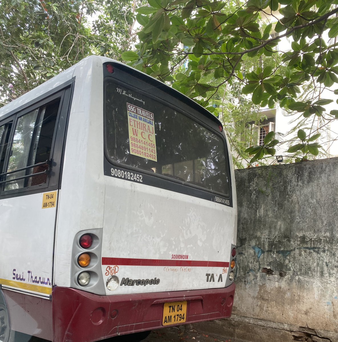 superflyTNT9's tweet photo. @ChennaiTraffic illegal parking of private vans all over PV Cherian Crescent/Victoria Crescent. This causes a traffic block and a hassle when emergency services like ambulance etc are required. Request you to take urgent action and help with a permanent solution. Thank you. https://t.co/yfjRZ7L79P