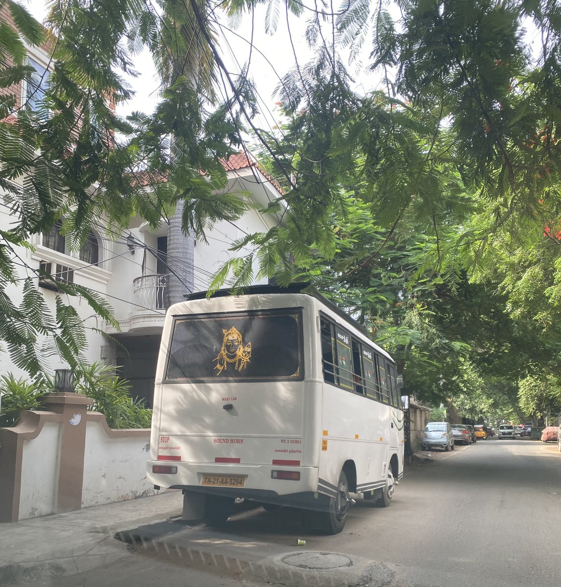 superflyTNT9's tweet photo. @ChennaiTraffic illegal parking of private vans all over PV Cherian Crescent/Victoria Crescent. This causes a traffic block and a hassle when emergency services like ambulance etc are required. Request you to take urgent action and help with a permanent solution. Thank you. https://t.co/yfjRZ7L79P