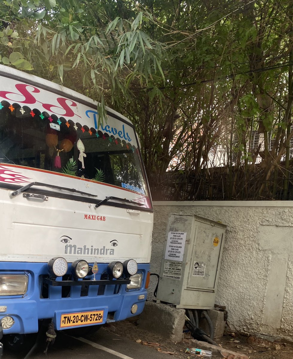 superflyTNT9's tweet photo. @ChennaiTraffic illegal parking of private vans all over PV Cherian Crescent/Victoria Crescent. This causes a traffic block and a hassle when emergency services like ambulance etc are required. Request you to take urgent action and help with a permanent solution. Thank you. https://t.co/yfjRZ7L79P