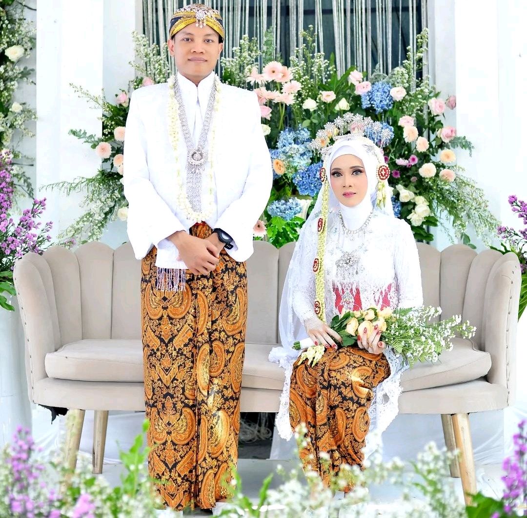 tytarias's tweet photo. Selamat! 💍 Hari ini resmi menjadi pasangan suami istri. Terima kasih atas semua doa dan dukungannya. Siap memulai babak baru dalam hidup bersama! #JustMarried #LoveForever #NewBeginnings #TytaRias #MUAJepara https://t.co/L4WaiKPsUm