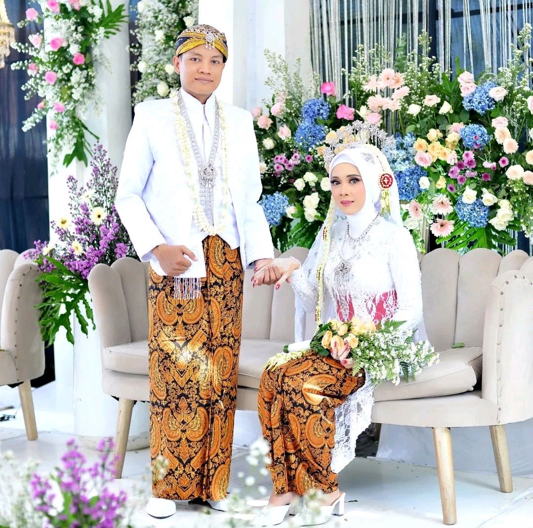 tytarias's tweet photo. Selamat! 💍 Hari ini resmi menjadi pasangan suami istri. Terima kasih atas semua doa dan dukungannya. Siap memulai babak baru dalam hidup bersama! #JustMarried #LoveForever #NewBeginnings #TytaRias #MUAJepara https://t.co/L4WaiKPsUm