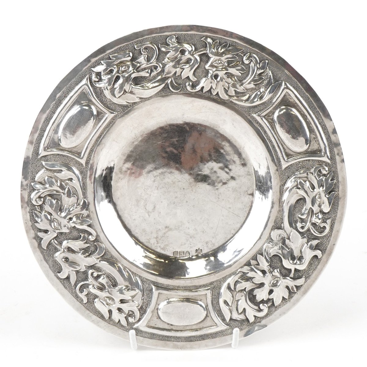 eastbourneauct's tweet image. Get ready for the One Owner Collection of Decorative Arts Auction on Sep 3rd at 9:30 AM!🍽️

Lot 62 is a W G Connell, Arts &amp;amp; Crafts silver dish embossed with dragon and Green Man, London 1899.

View the catalogue: tinyurl.com/2j6a5u7b

#eastbourneauctions #fineart #silverdish