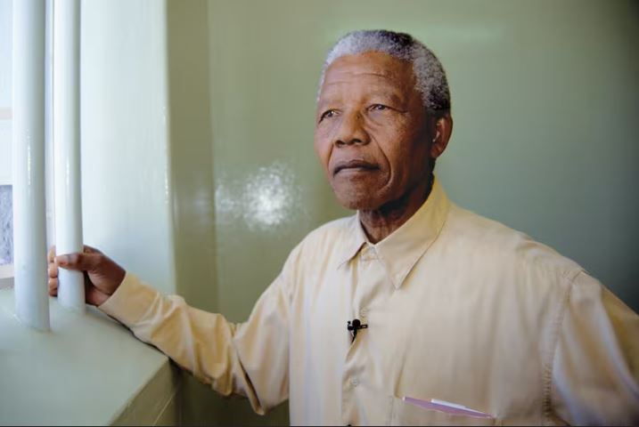Quintus_Maximus's tweet photo. Nelson Mandela estuvo preso 27 años y pasó situaciones inimaginables.

Lo único que le dio fuerzas para resistir fue el poema "Invictus", una bellísima obra de carácter estoico.

Estos son sus 4 párrafos (las 2 últimas frases te pondrán el corazón ARDIENDO) 🧵👇 https://t.co/E2lY0tVR9f