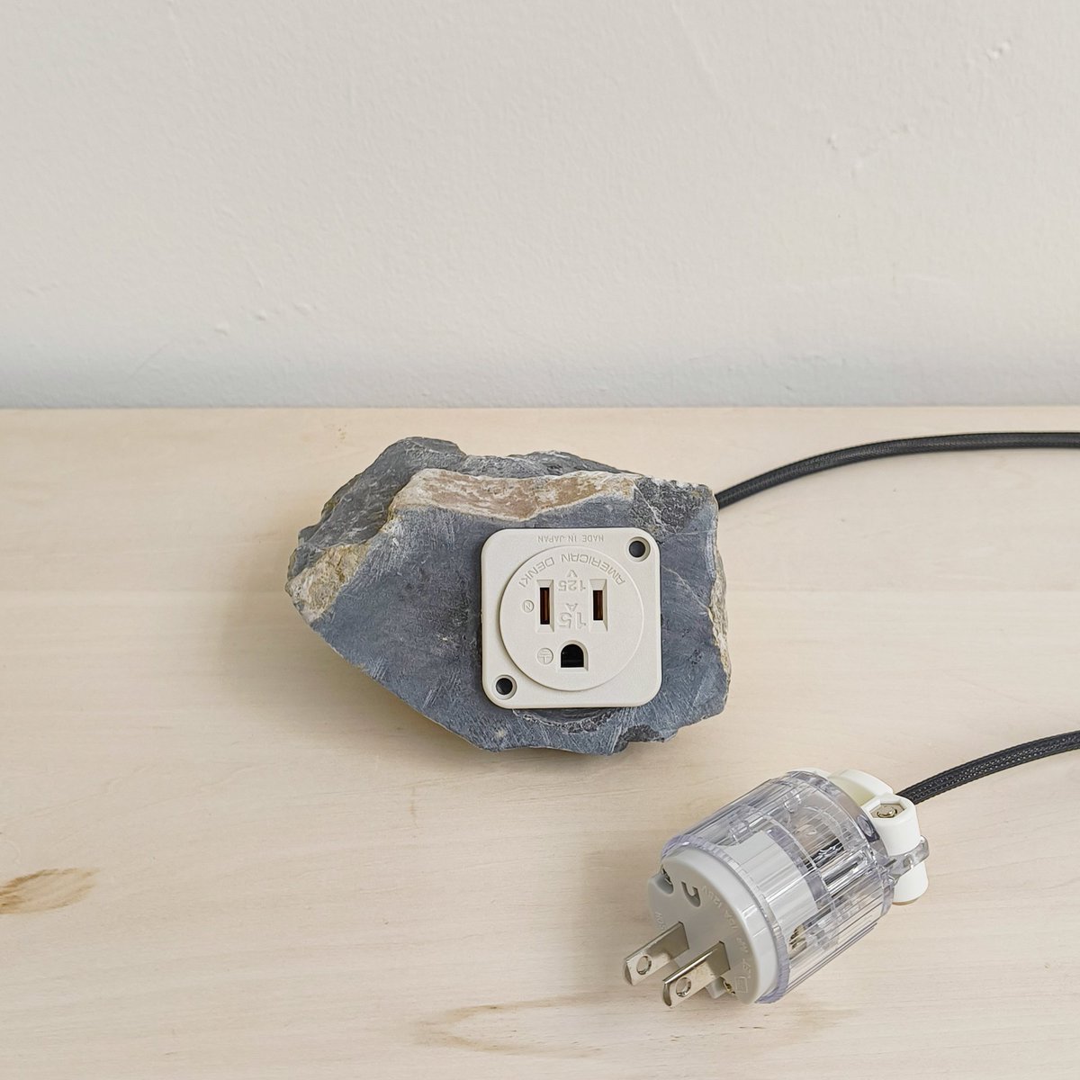 yousukekinoko's tweet image. ウェブショップを更新して、LIQUIDSTART展で使用したTシャツ什器、石とコンセントの彫刻を追加しました。石とコンセントの彫刻は作るのが大変で今後も数量かなり限られるのでこのタイミングにぜひ。storekinoko.stores.jp