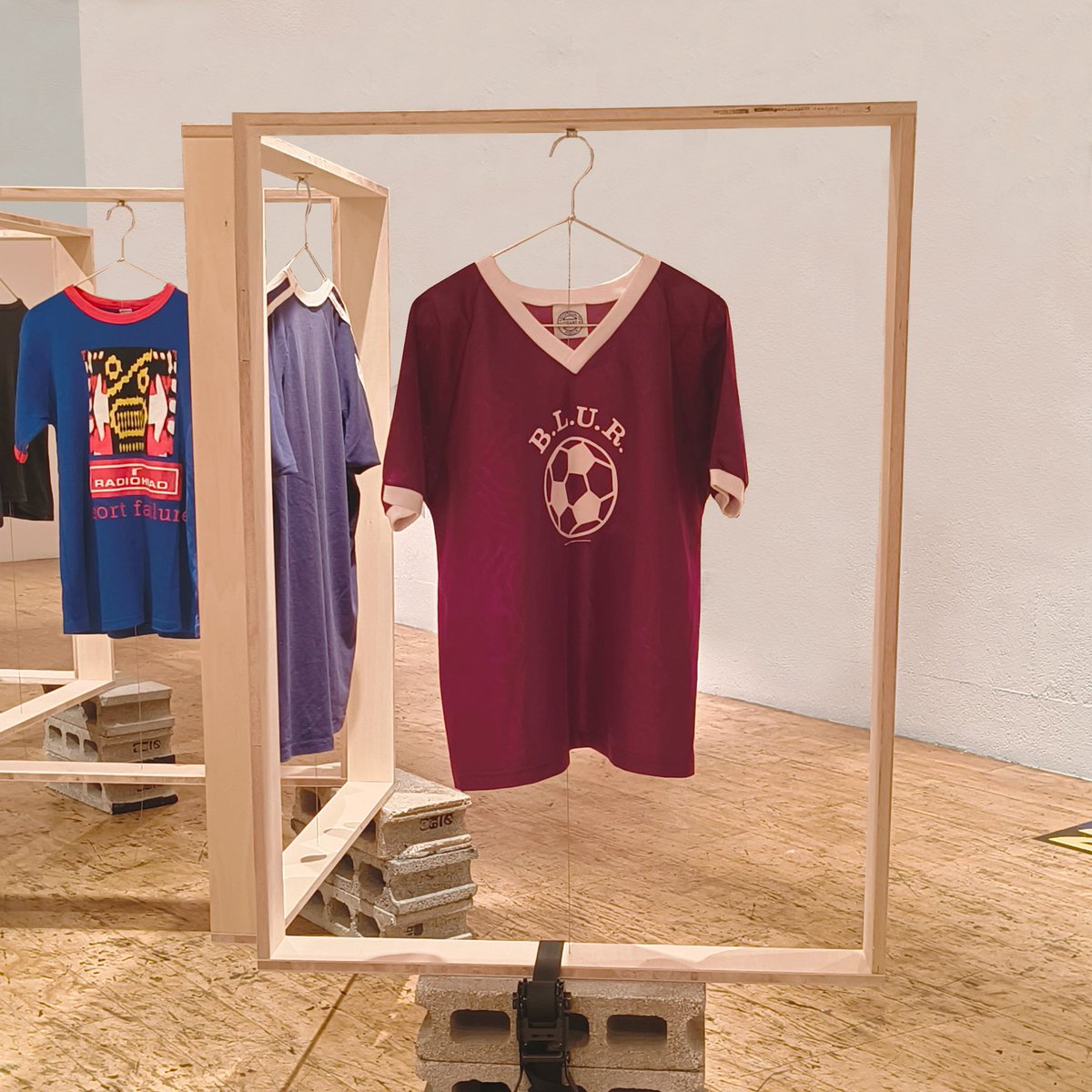 yousukekinoko's tweet image. ウェブショップを更新して、LIQUIDSTART展で使用したTシャツ什器、石とコンセントの彫刻を追加しました。石とコンセントの彫刻は作るのが大変で今後も数量かなり限られるのでこのタイミングにぜひ。storekinoko.stores.jp