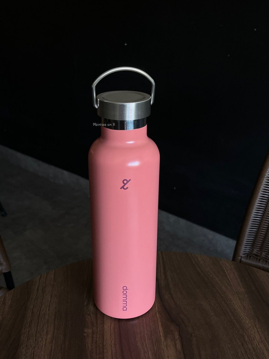 9bintaa's tweet photo. warnanya ada banyak bgt, super lucu semuaa. ada 9 warna tp stoknya tipis bgtttt😭🤏🏻

jd dia pake bahan stainless steel, agak berat yaah jd aku jarang bawa ke coffeshop. cuman kl dirumah aku ALWAYS PAKE INIII GAMPANG BGT BUAT TRACKING BIAR MINUMNUA CUKUP🫶🏻 https://t.co/egcTOgK91z