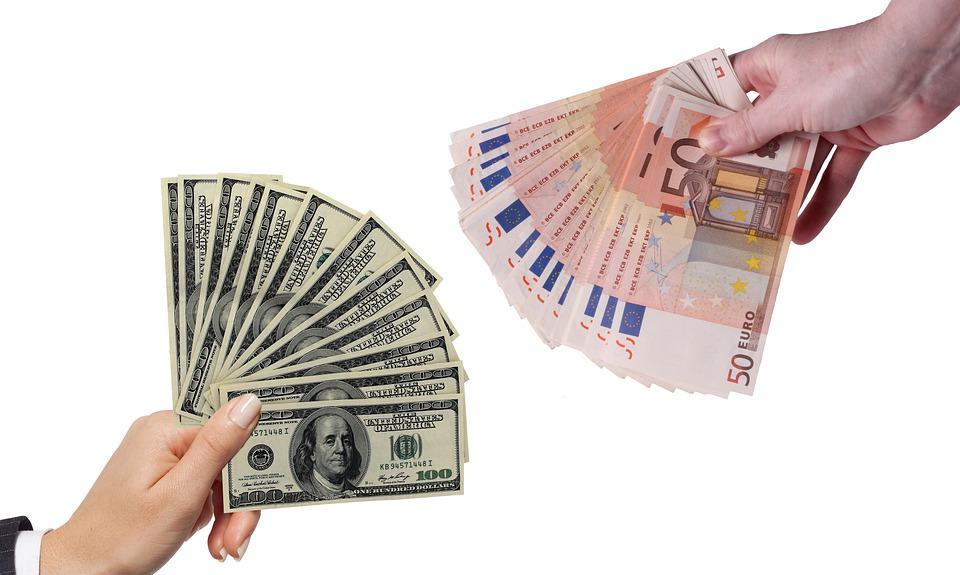 RRInternational's tweet photo. Moneda naţională s-a depreciat, luni, în raport cu #euro, care a fost calculat de @bnr_ro la 4,9720 lei.
#Leul a pierdut teren și în faţa #dolarului american, care a fost cotat la 4,5874 lei. https://t.co/Fd9girtrAg