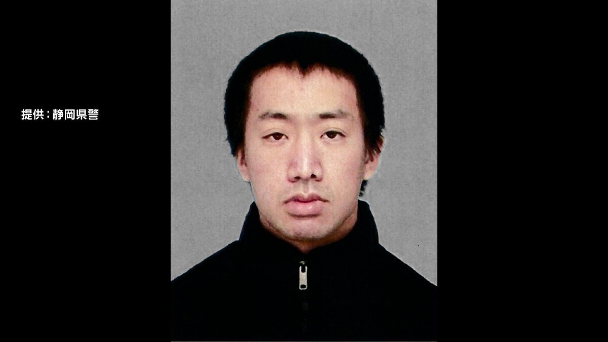 livedoornews's tweet photo. 【公表】静岡・菊川市で3人殺害事件、容疑者の27歳男を公開指名手配
https://t.co/dmFjKVH2Dh

28日、菊川市の住宅でこの家に住む祖父母と叔母が殺害され、容疑者が犯行に関与したとみられている。容疑者は犯行後に現場から歩いて逃げていて、行方がわかっていない。 https://t.co/ue5oQNNOui