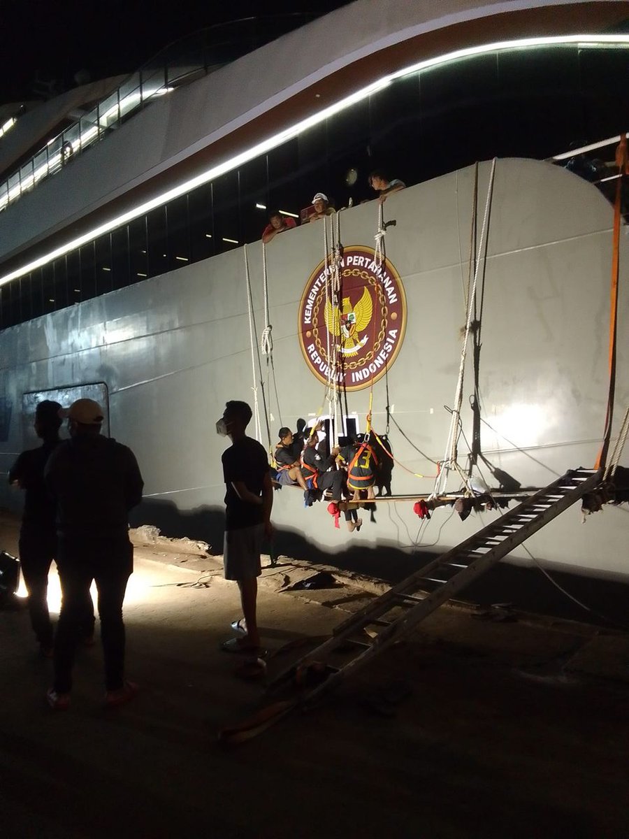 angkytm's tweet photo. Pada Mei 2024, kapal pesiar J7Explorer yang diduga milik Isam, crazy rich, berlabuh di Merauke saat setelah pejabat meluncurkan proyek food estate Papua. Kapal yg berlogo Kemenhan ini kini berlabuh di Wanam. Warga curiga protes proyek food estate akan merampas tanah adat mereka. https://t.co/i9DRtZUepm