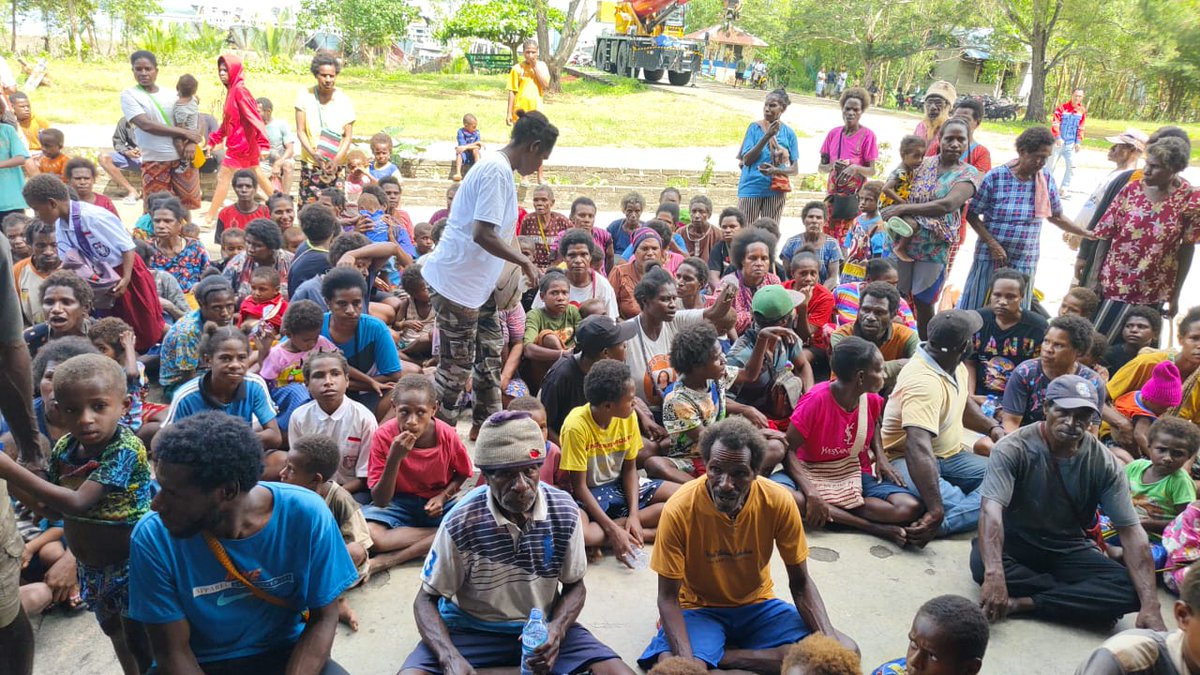 angkytm's tweet photo. Pada Mei 2024, kapal pesiar J7Explorer yang diduga milik Isam, crazy rich, berlabuh di Merauke saat setelah pejabat meluncurkan proyek food estate Papua. Kapal yg berlogo Kemenhan ini kini berlabuh di Wanam. Warga curiga protes proyek food estate akan merampas tanah adat mereka. https://t.co/i9DRtZUepm