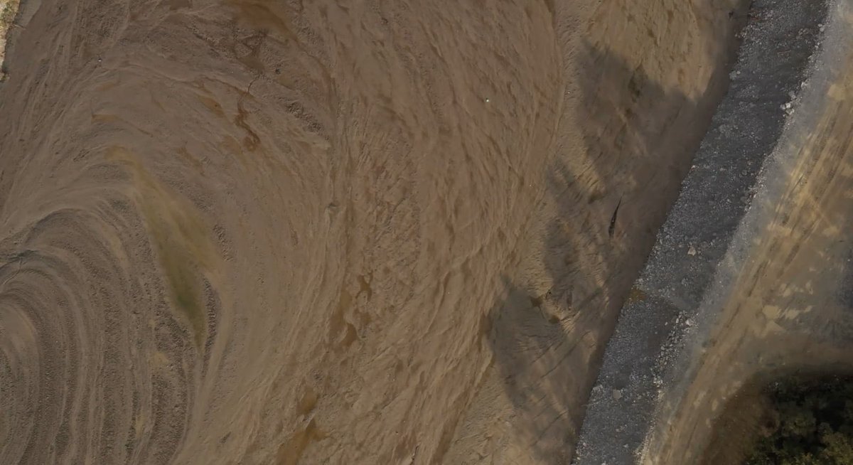 Nereye uzaklaştırdınız? Sizde fotoğrafları yoksa biz koyalım. İzmit’in Sepetçi köyüne, vadinin ortasına hiçbir önlem almadan boşalttığınızdan da bahsedelim. 

İtiraz ettiğimizde telaşla kamu kurumlarından “dip çamuru doğaya zararsızdır” yazısı almanızdan da bahsedelim. 

Madem