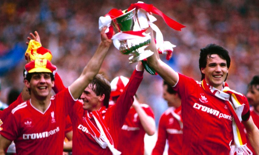 estoesanfield_'s tweet photo. [🔴🎂] HISTORIA #LIVERPOOL

𝗧𝗮𝗹 𝗱𝗶́𝗮 𝗰𝗼𝗺𝗼 𝗵𝗼𝘆 1️⃣9️⃣6️⃣3️⃣ 

📌Nacía en  Waterford󠁧󠁢󠁥󠁮󠁧󠁿 🇮🇪nuestro, @JimBeglin

📇 1983 - 1989
🗂️ 98 partidos
⚽ 3 goles
🏆 League Championship 1985/86; FA Cup 1986

Muchas felicidades

#OnceREDAlwaysRED https://t.co/glGMIz5e6l
