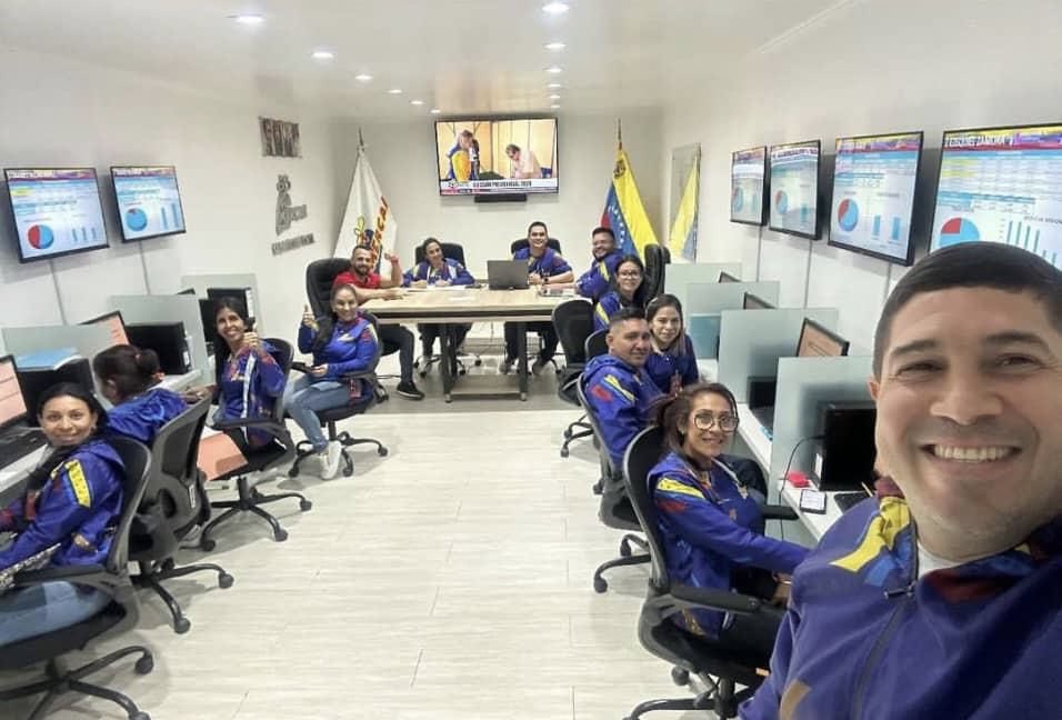 Son tan torpes que publican una foto donde todas las pantallas constatan la derrota aplastante de Maduro. 

El tirano criminal y ladrón ha perdido las elecciones. El ejército debe intervenir y hacer respetar la voluntad popular.