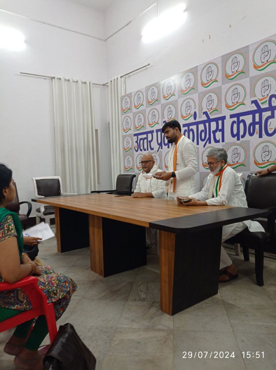 NagendraPandey_'s tweet photo. आज हमारे टीम के द्वारा कांग्रेस पार्टी कार्यालय में जाकर सार्वजनिक रूप से एवम मीडिया की उपस्थिति में ज्ञापन दिया गया और माननीय प्रदेश अध्यक्ष एवं पूर्व मंत्री श्री अजय राय जी से वार्ता हुई ।जल्द ही विधानसभा/विधानपरिषद में भी अपनी भर्ती का उठेगा @INCIndia
@UPCongress https://t.co/TRYV1ib2YZ